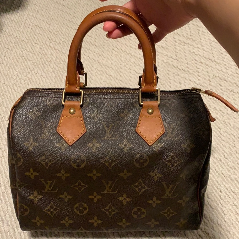 Lv speedy 25 in great condition honey patina